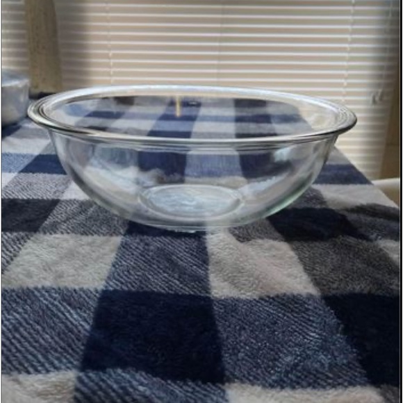 Vintage Large Pyrex Mixing Bowl - Picture 1 of 2